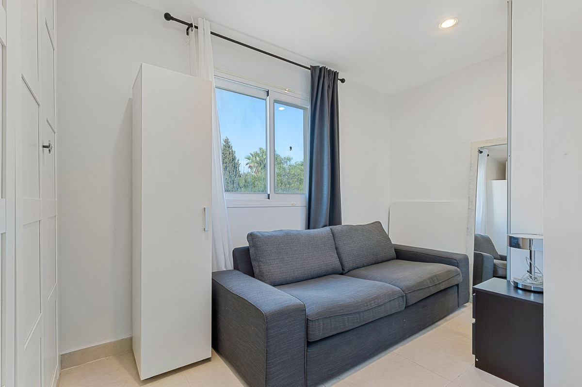 1 Bedroom Apartment in Benahavís - Photo 13