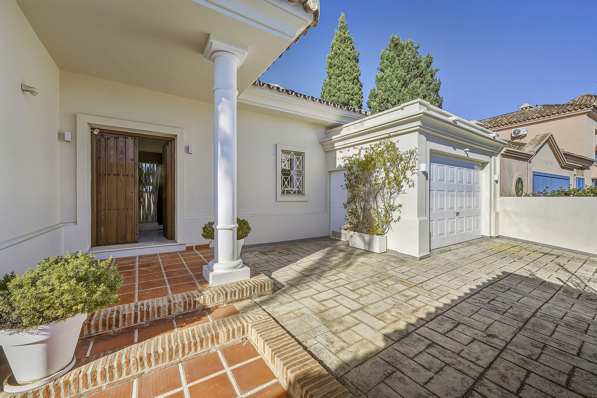 5 Bedroom Villa in San Pedro de Alcántara - Photo 25