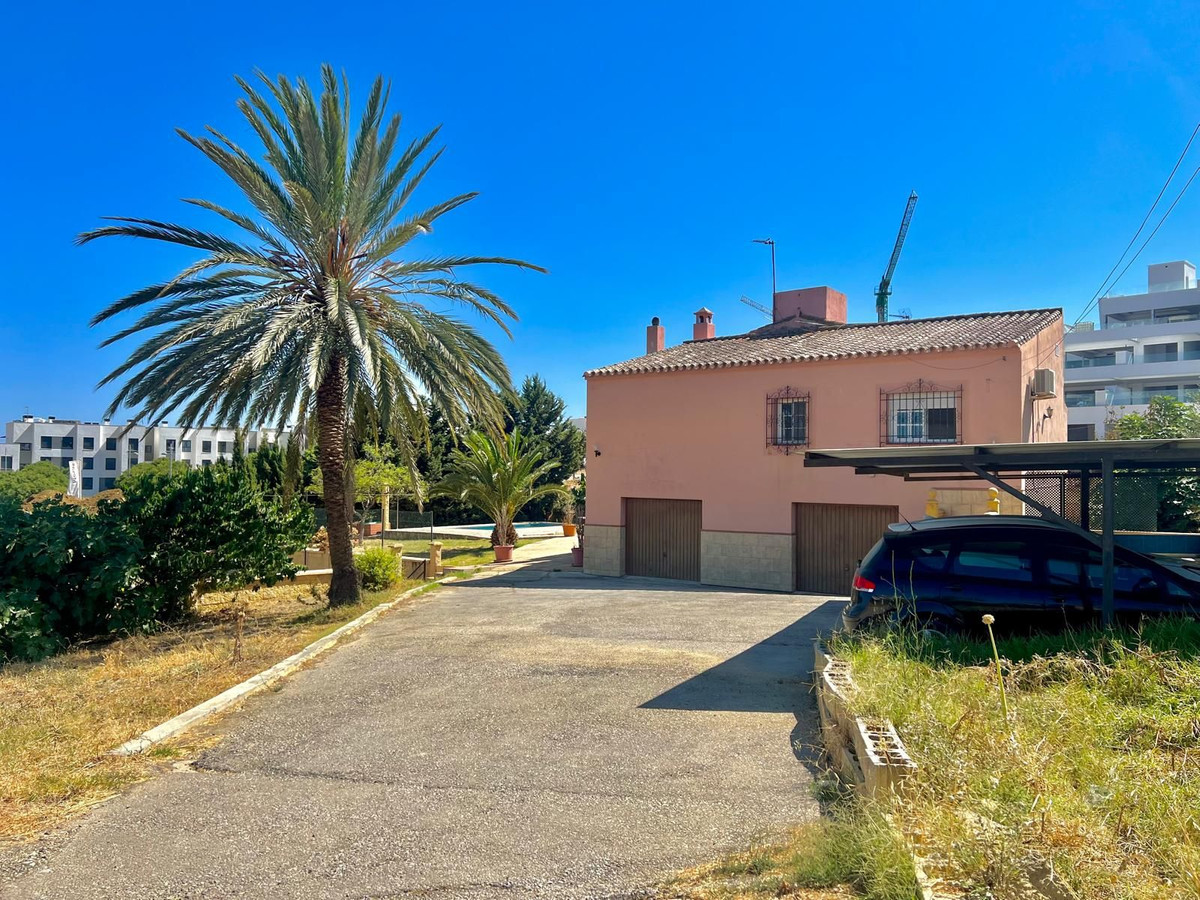 6 Bedroom Villa in Estepona - Photo 20