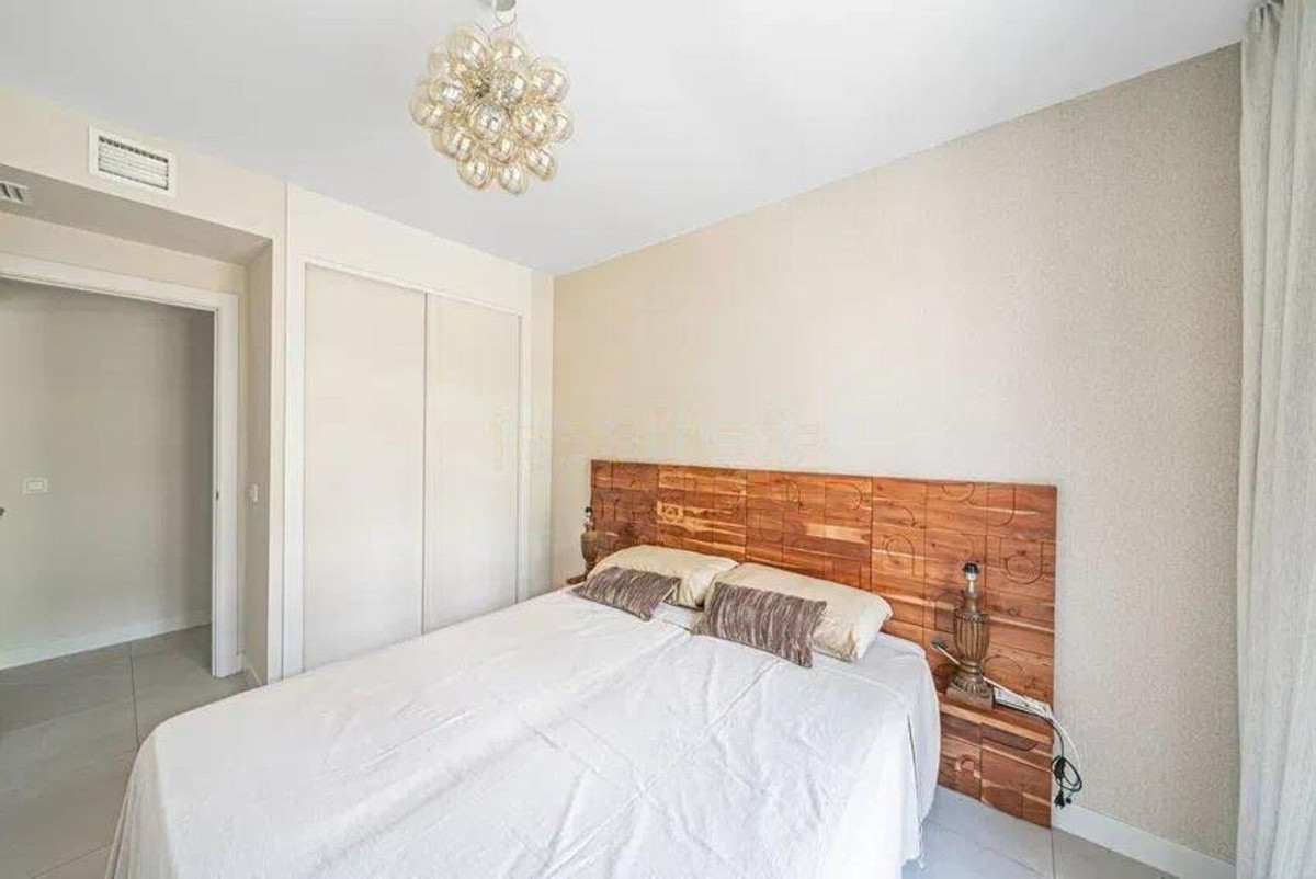 3 Bedroom Apartment in Estepona - Photo 10
