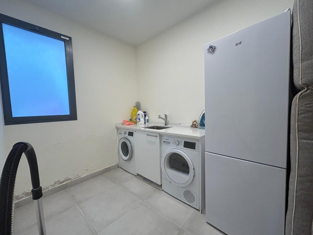 4 Bedroom Villa in Estepona - Photo 10