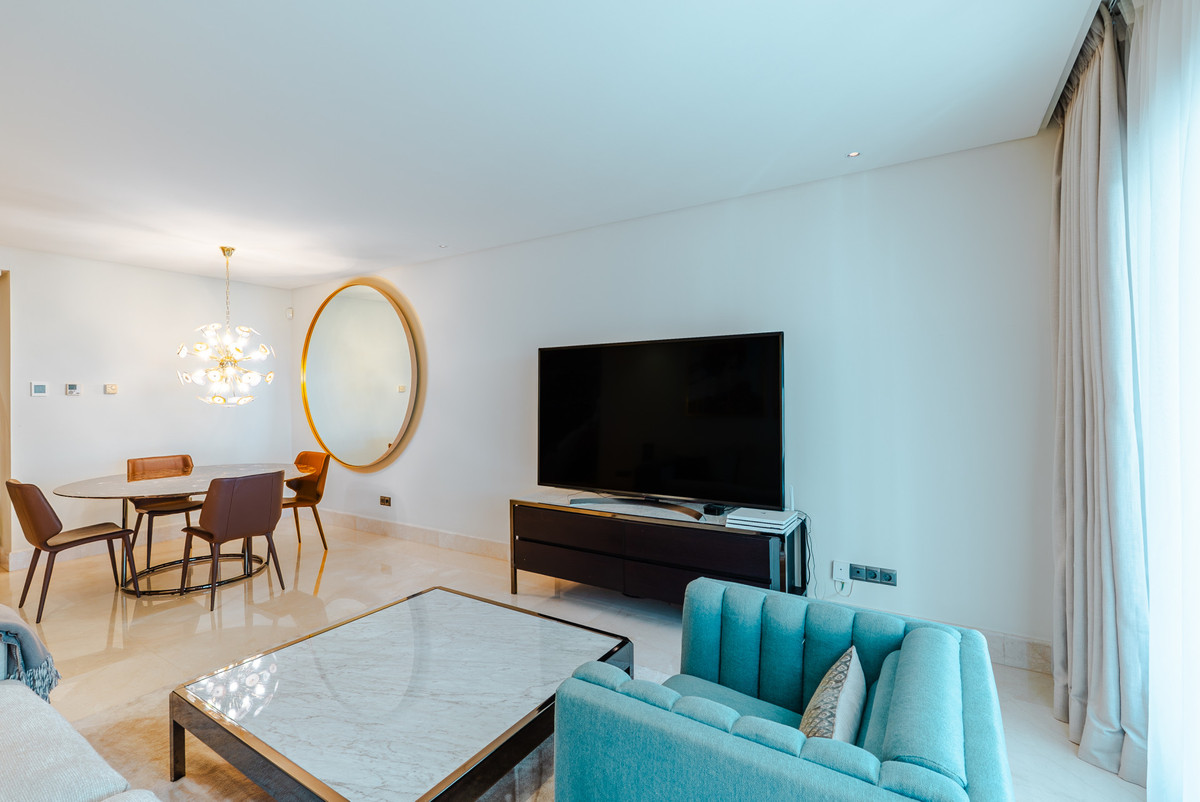 3 Bedroom Apartment in Estepona - Photo 3