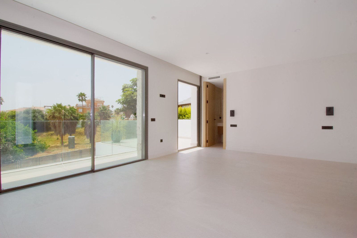 4 Bedroom Villa in Estepona - Photo 27