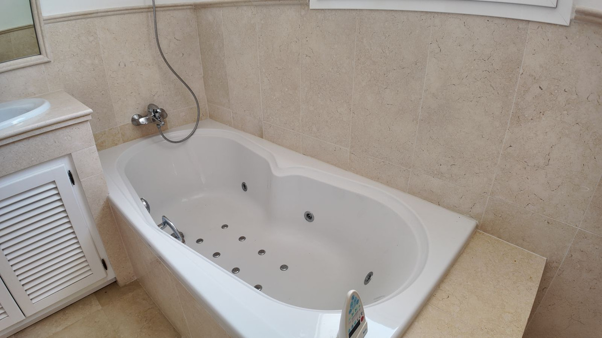 4 Bedroom Townhouse in Benahavís - Photo 50