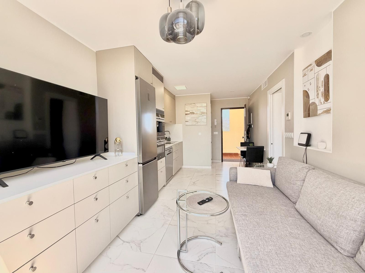 2 Bedroom Penthouse in Fuengirola - Photo 18