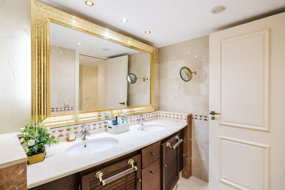 2 Bedroom Apartment in Estepona - Photo 8