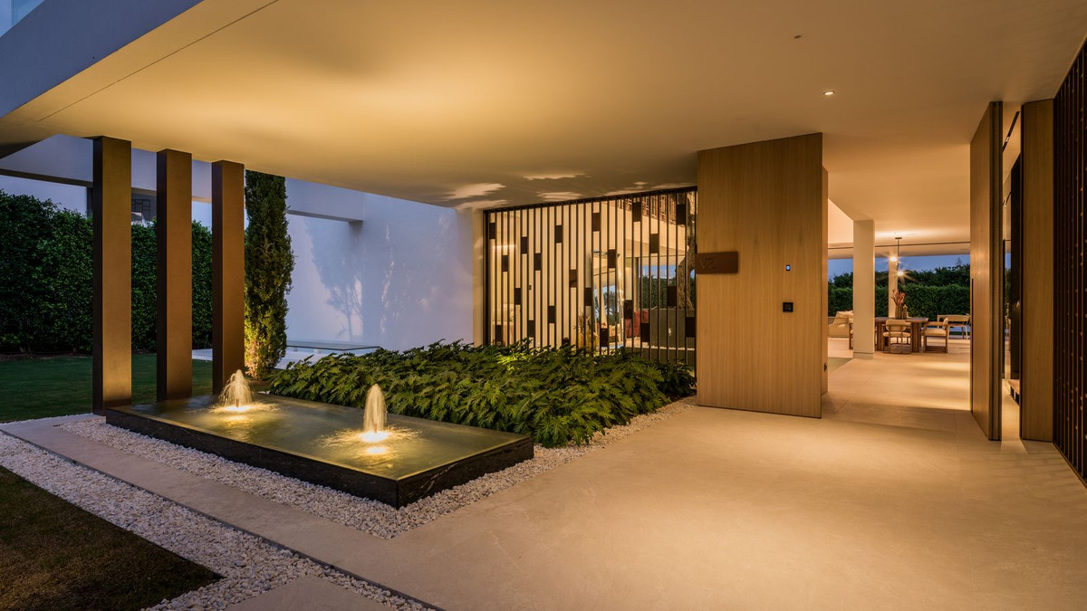5 Bedroom Villa in Marbella - Photo 9