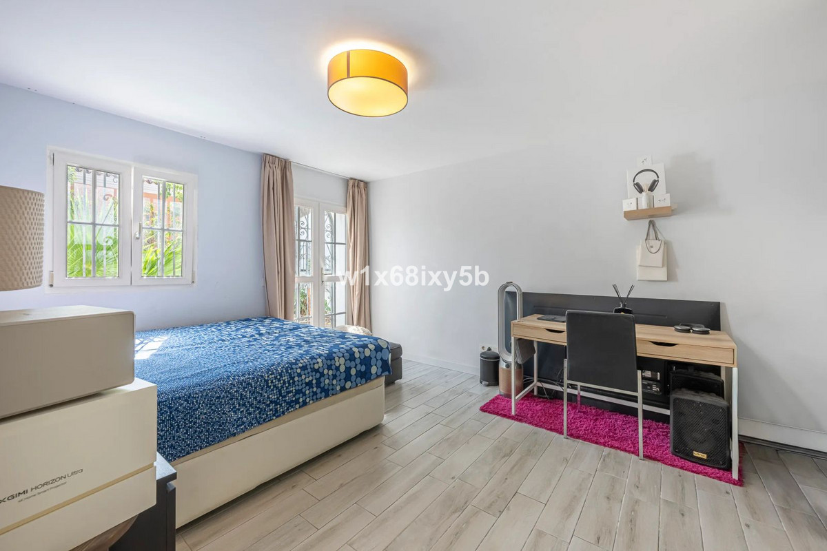 4 Bedroom Villa in Marbella - Photo 21