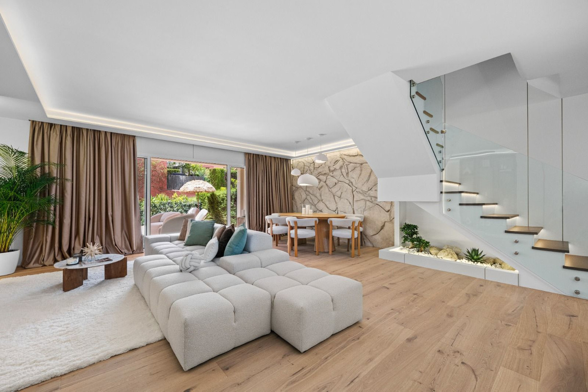 3 Bedroom Townhouse in Marbella - Photo 2