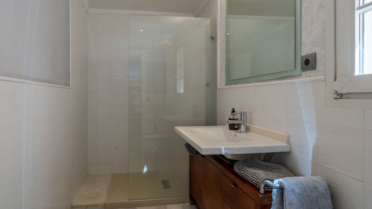 5 Bedroom Villa in Estepona - Photo 30