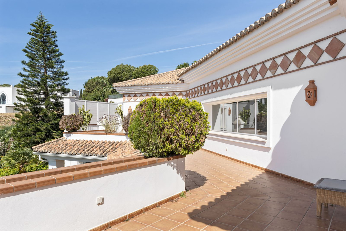 6 Bedroom Villa in Estepona - Photo 20
