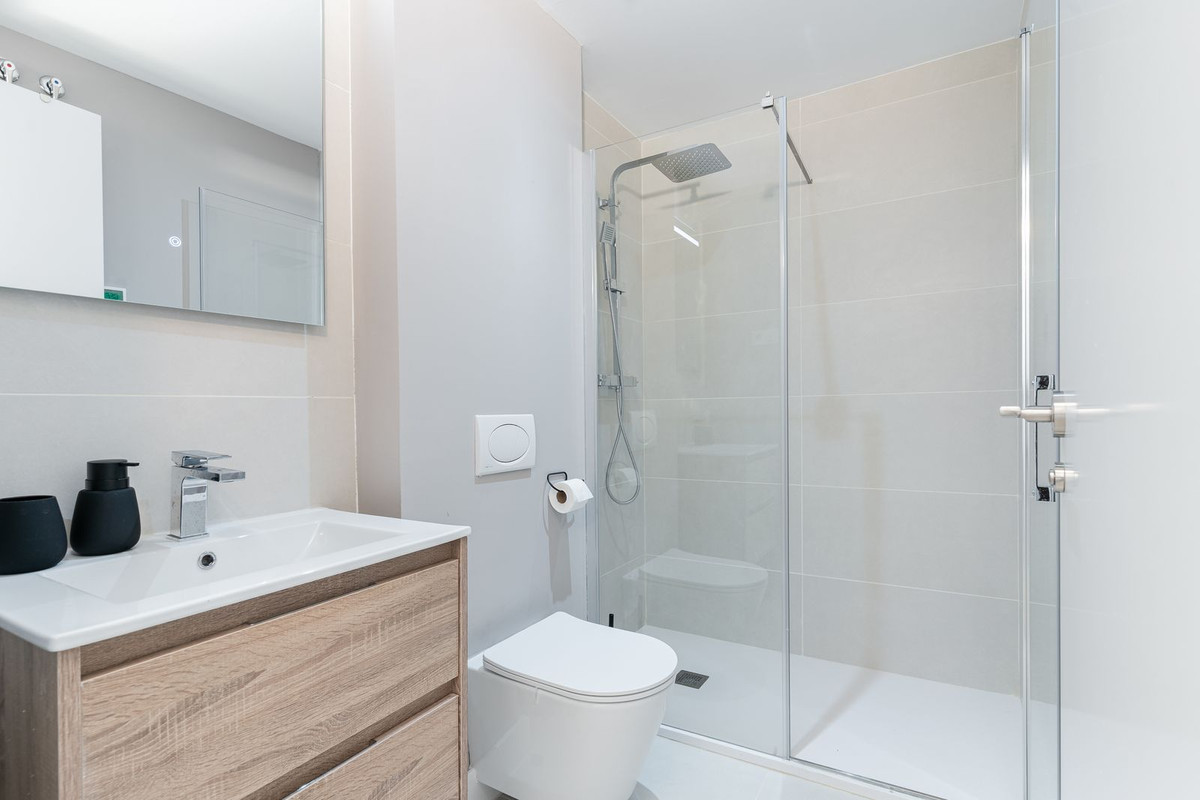 2 Bedroom Apartment in Fuengirola - Photo 25