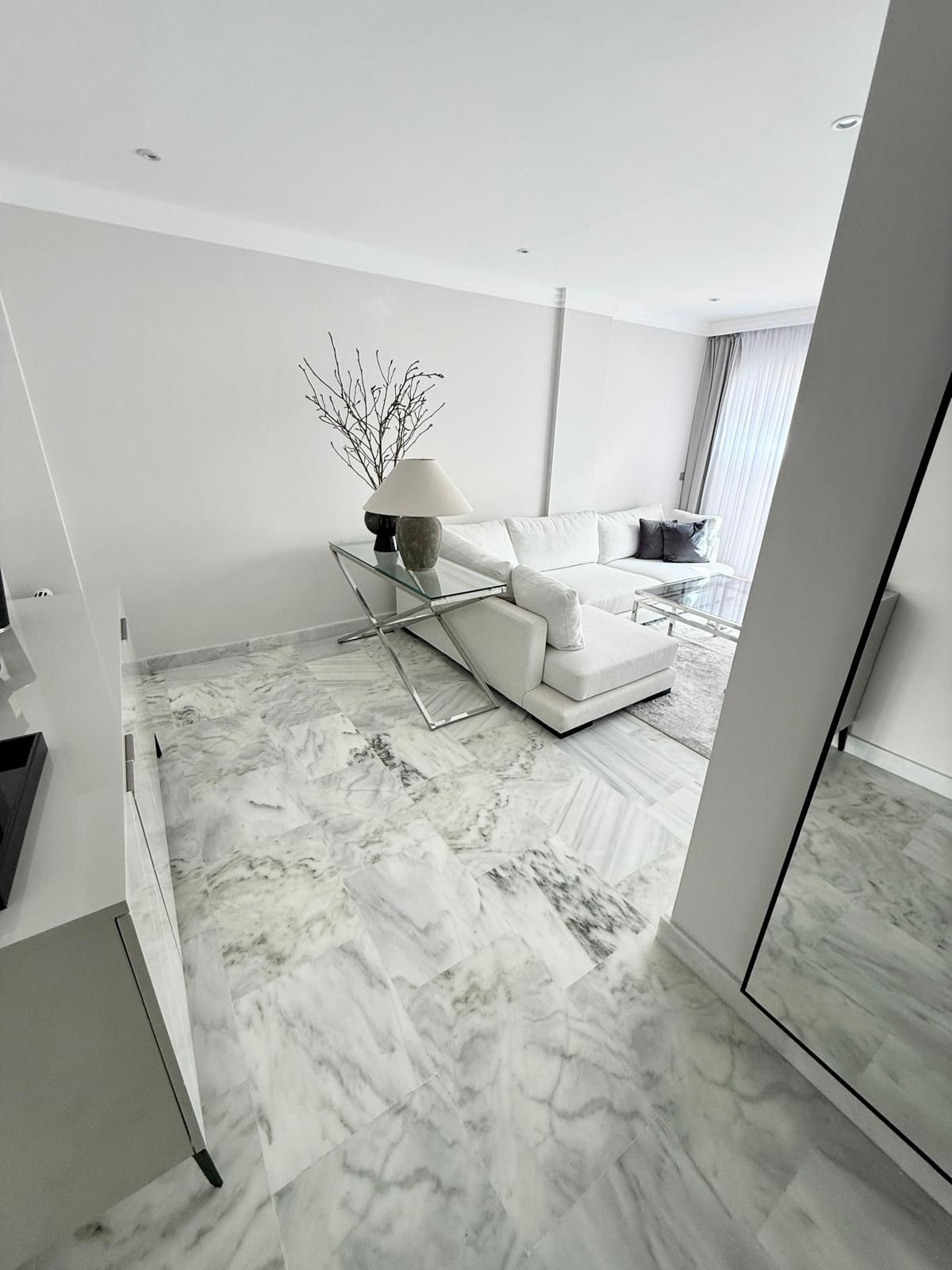 1 Bedroom Apartment in Estepona - Photo 2