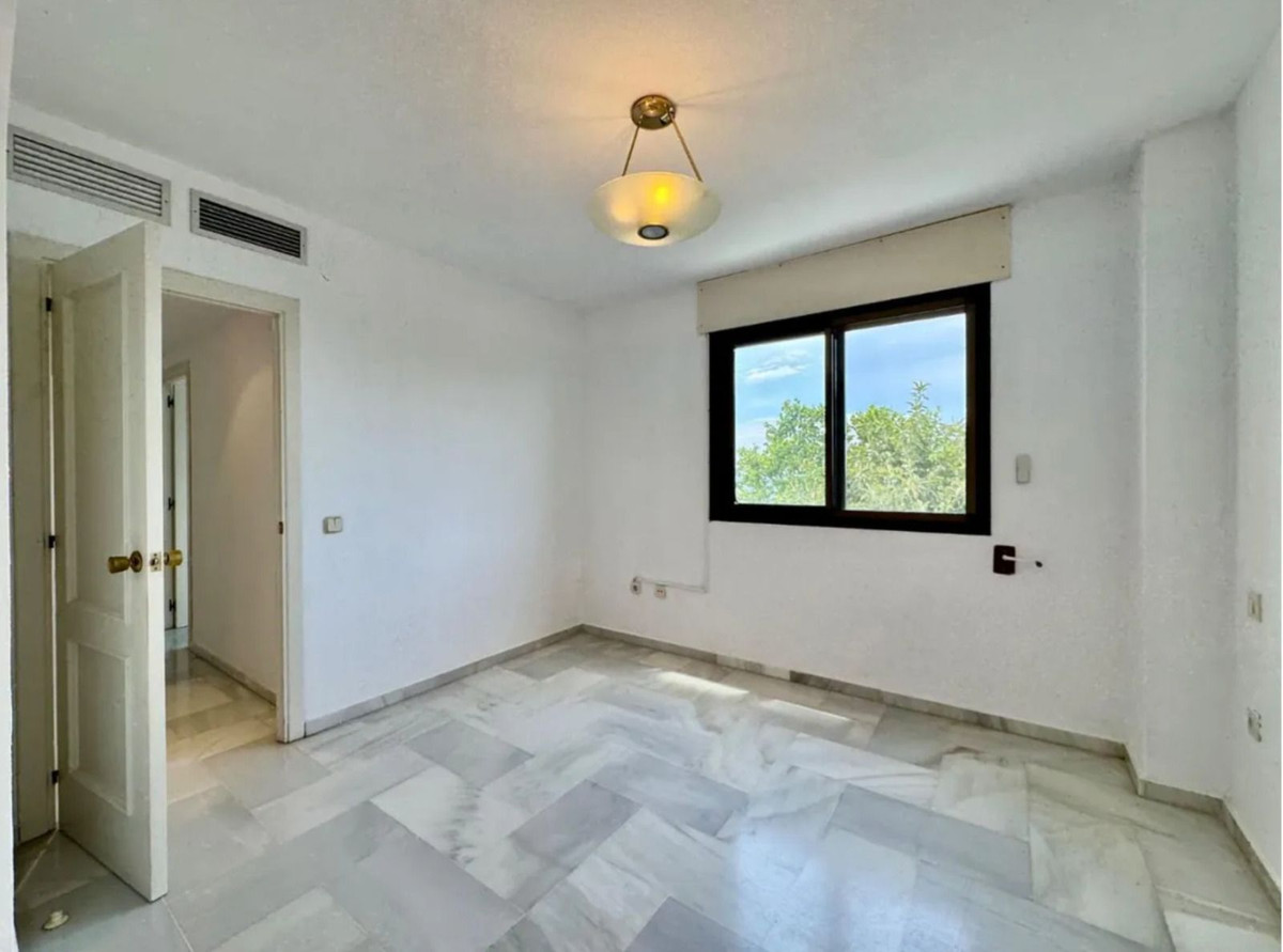 2 Bedroom Apartment in Torremolinos - Photo 3