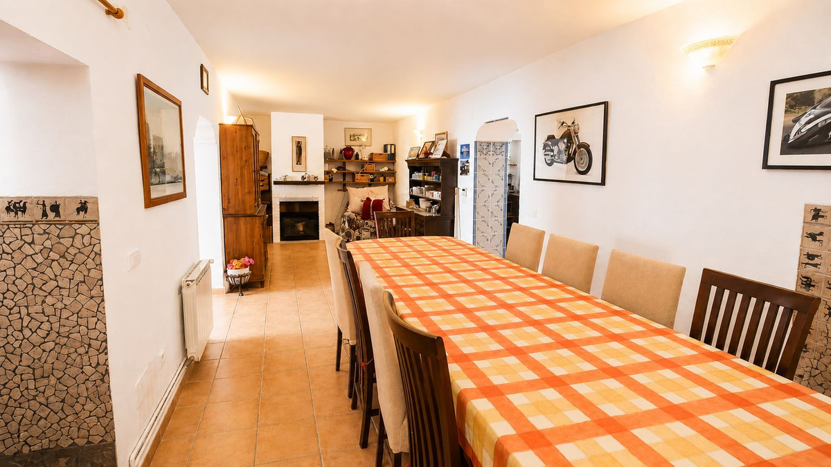 6 Bedroom Townhouse in Tolox - Photo 5