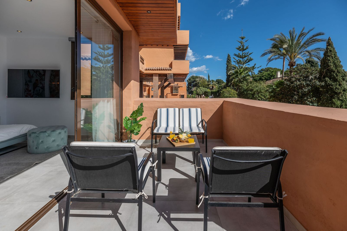 5 Bedroom Apartment in Estepona - Photo 4
