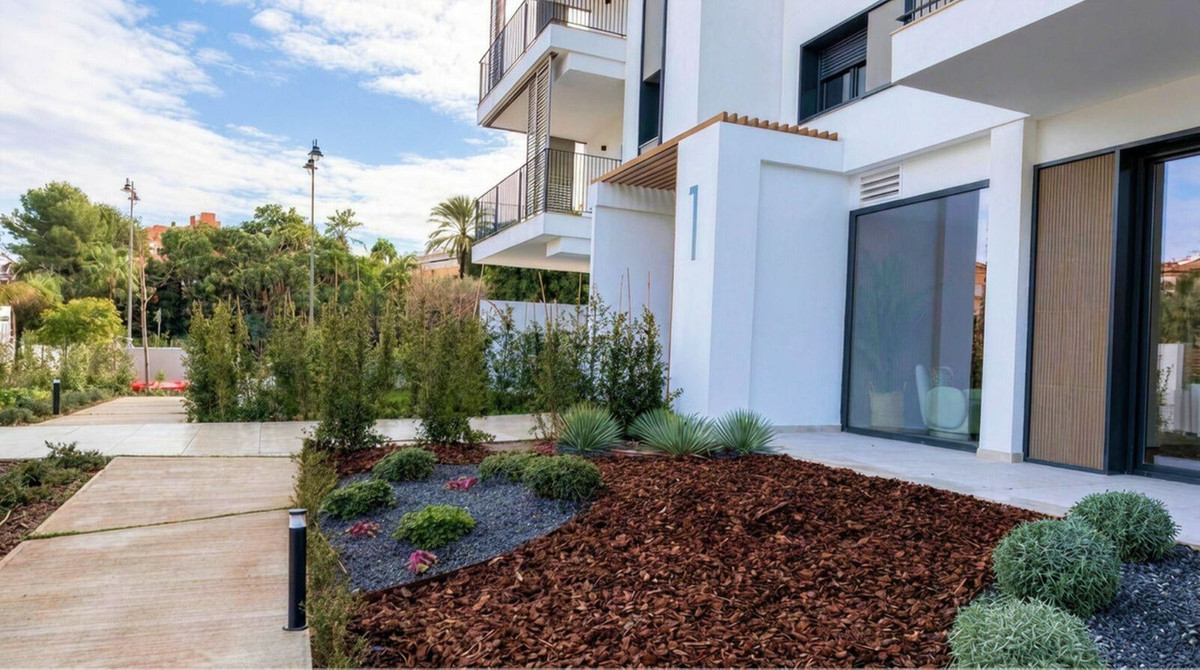 2 Bedroom Apartment in Estepona - Photo 5