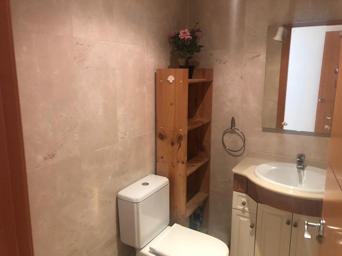 2 Bedroom Apartment in Benalmádena - Photo 18