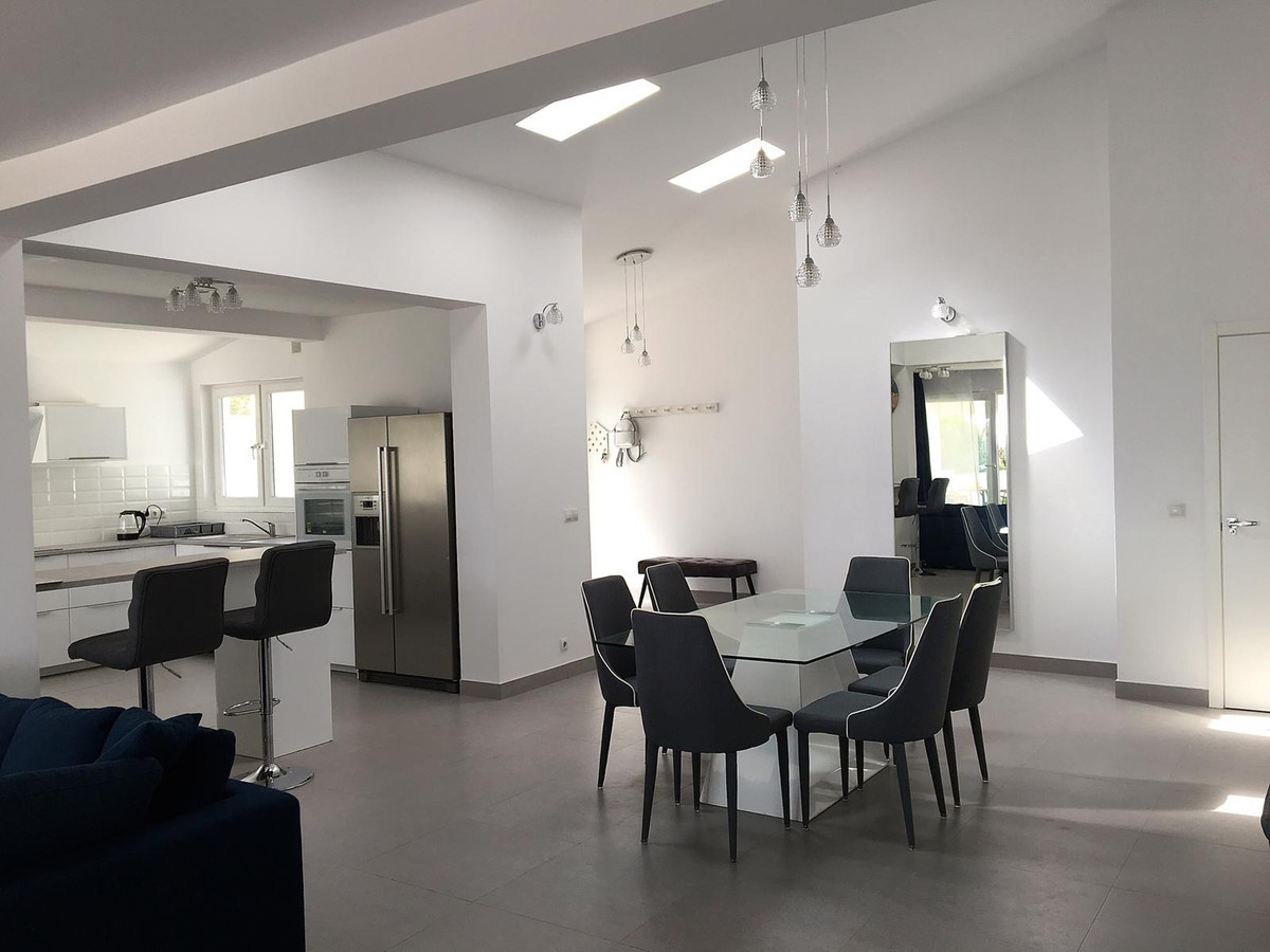 4 Bedroom Villa in Estepona - Photo 12