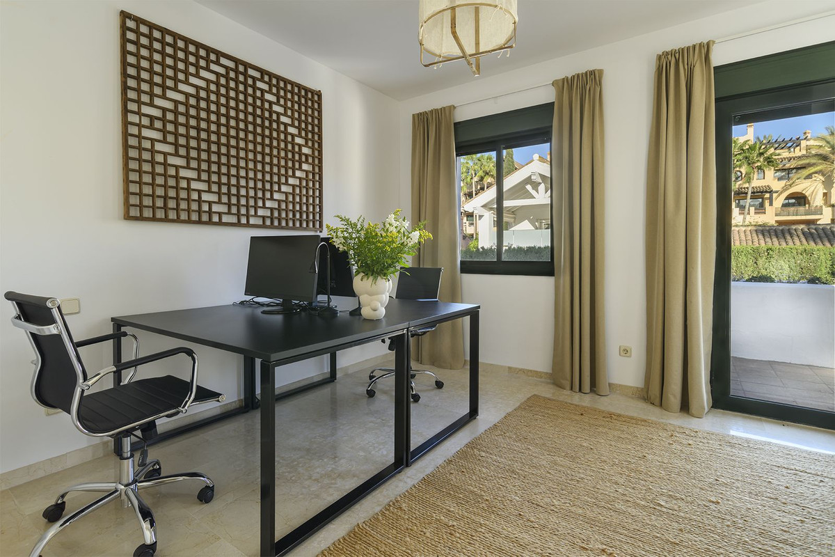 4 Bedroom Villa in Estepona - Photo 19