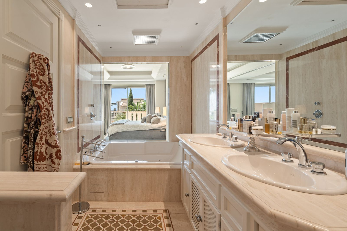 4 Bedroom Townhouse in Marbella - Photo 13