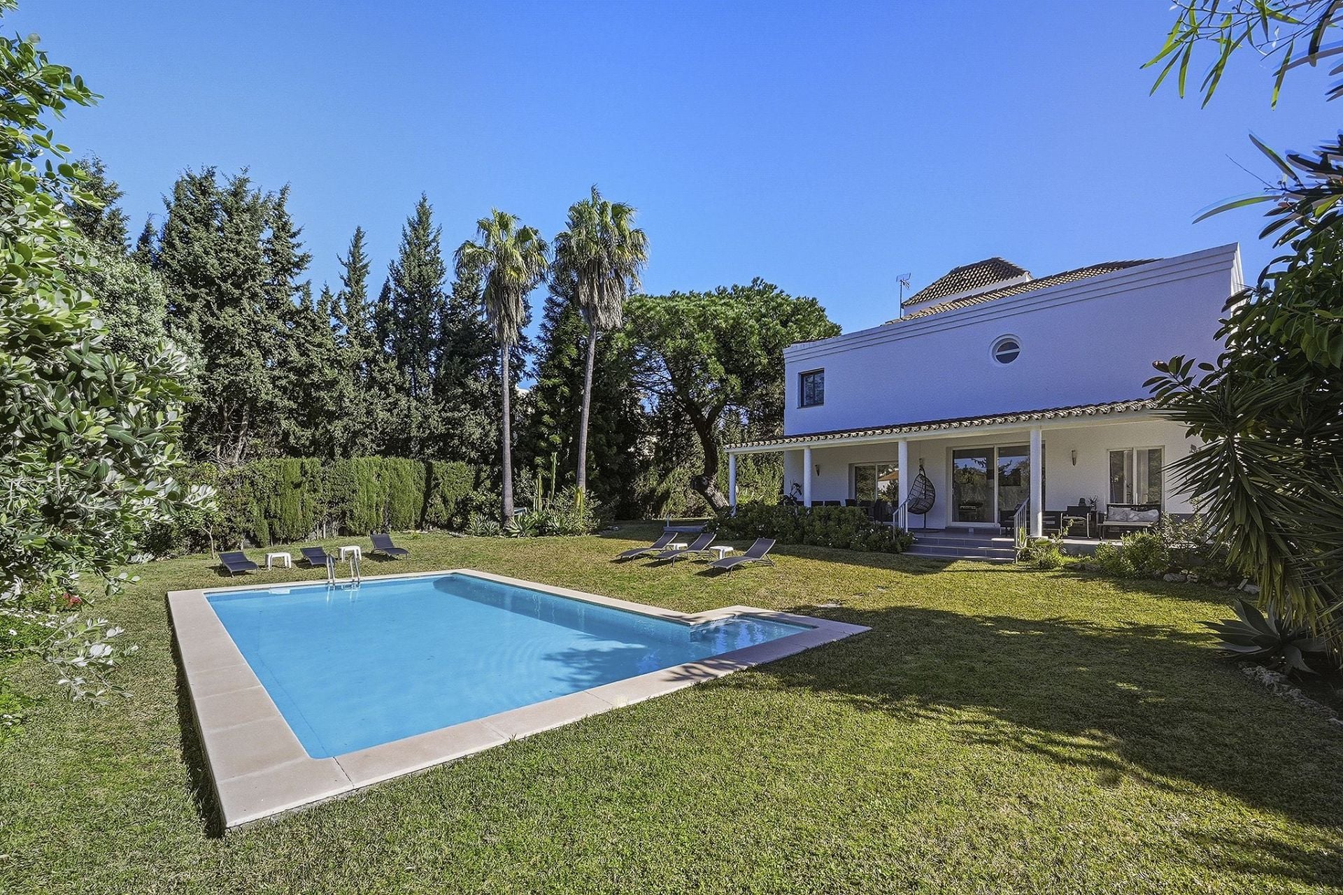 8 Bedroom Villa in Marbella - Photo 2