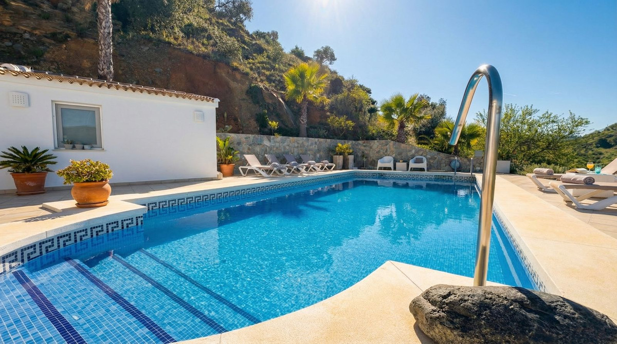 Chalet de 4 dormitorios con piscina en Málaga – Foto 17