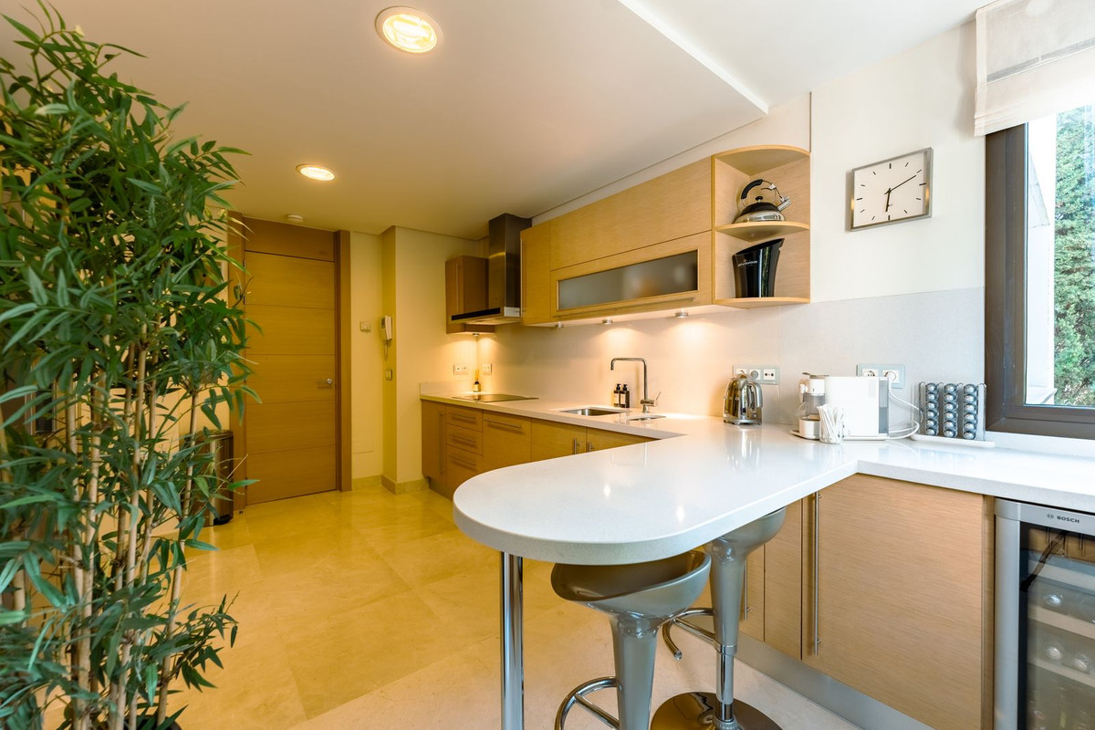 2 Bedroom Apartment in Benahavís - Photo 11