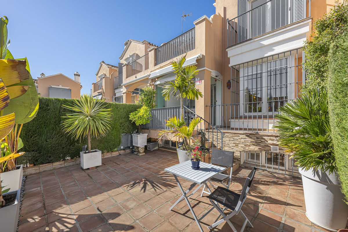 3 Bedroom Townhouse in Marbella - Photo 2