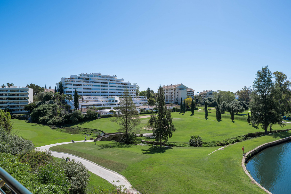 4 Bedroom Apartment in San Pedro de Alcántara - Photo 32