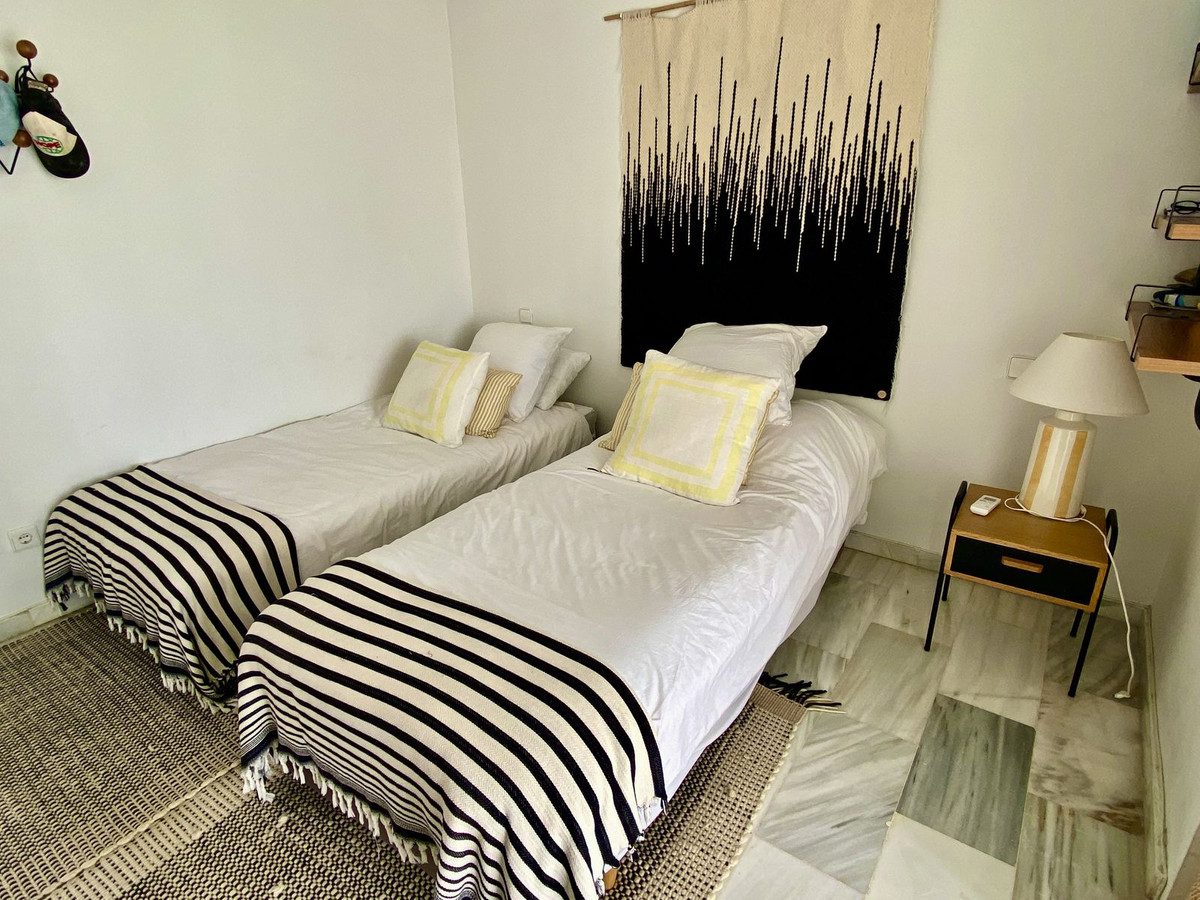 4 Bedroom Villa in Estepona - Photo 37