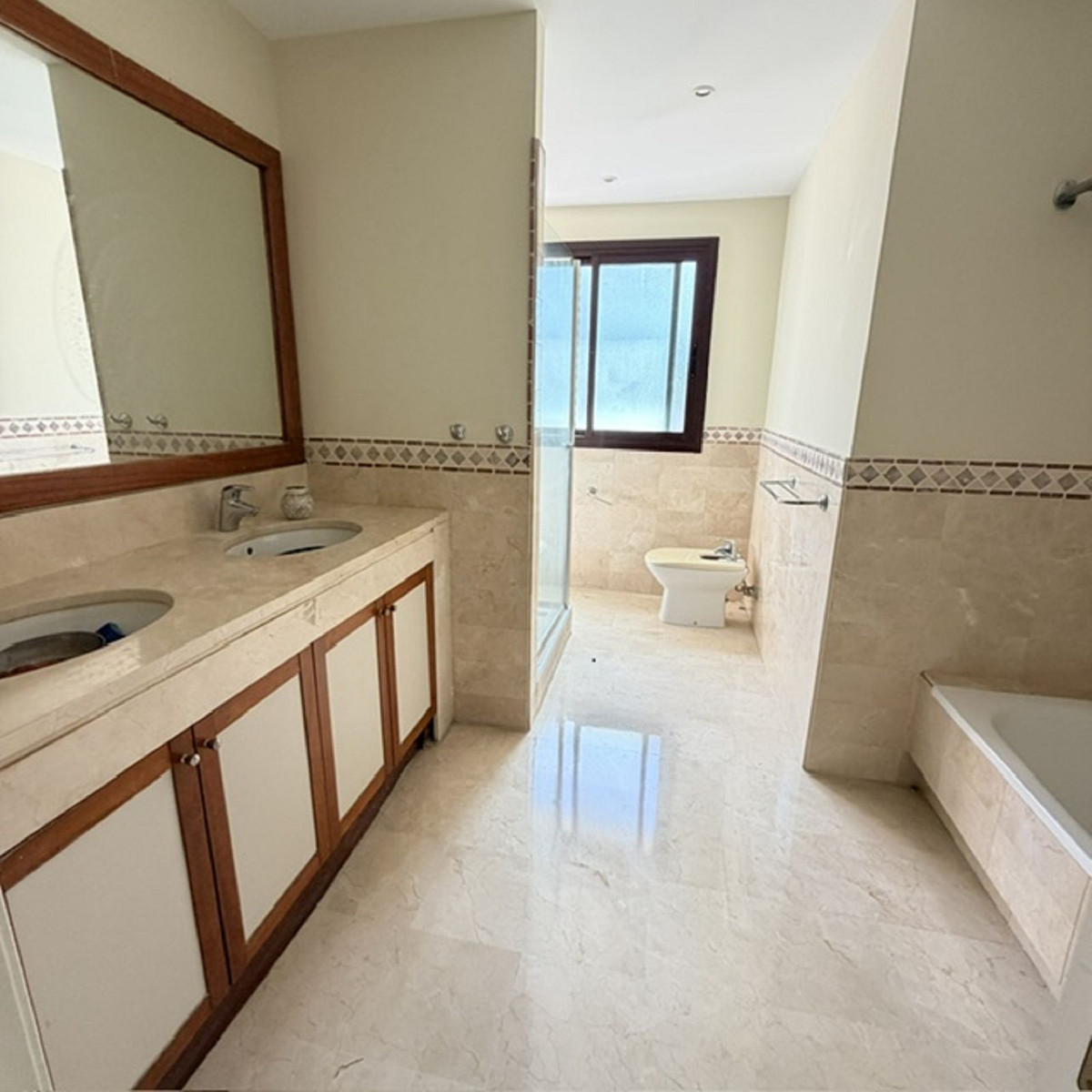 3 Bedroom Penthouse in Benahavís - Photo 12