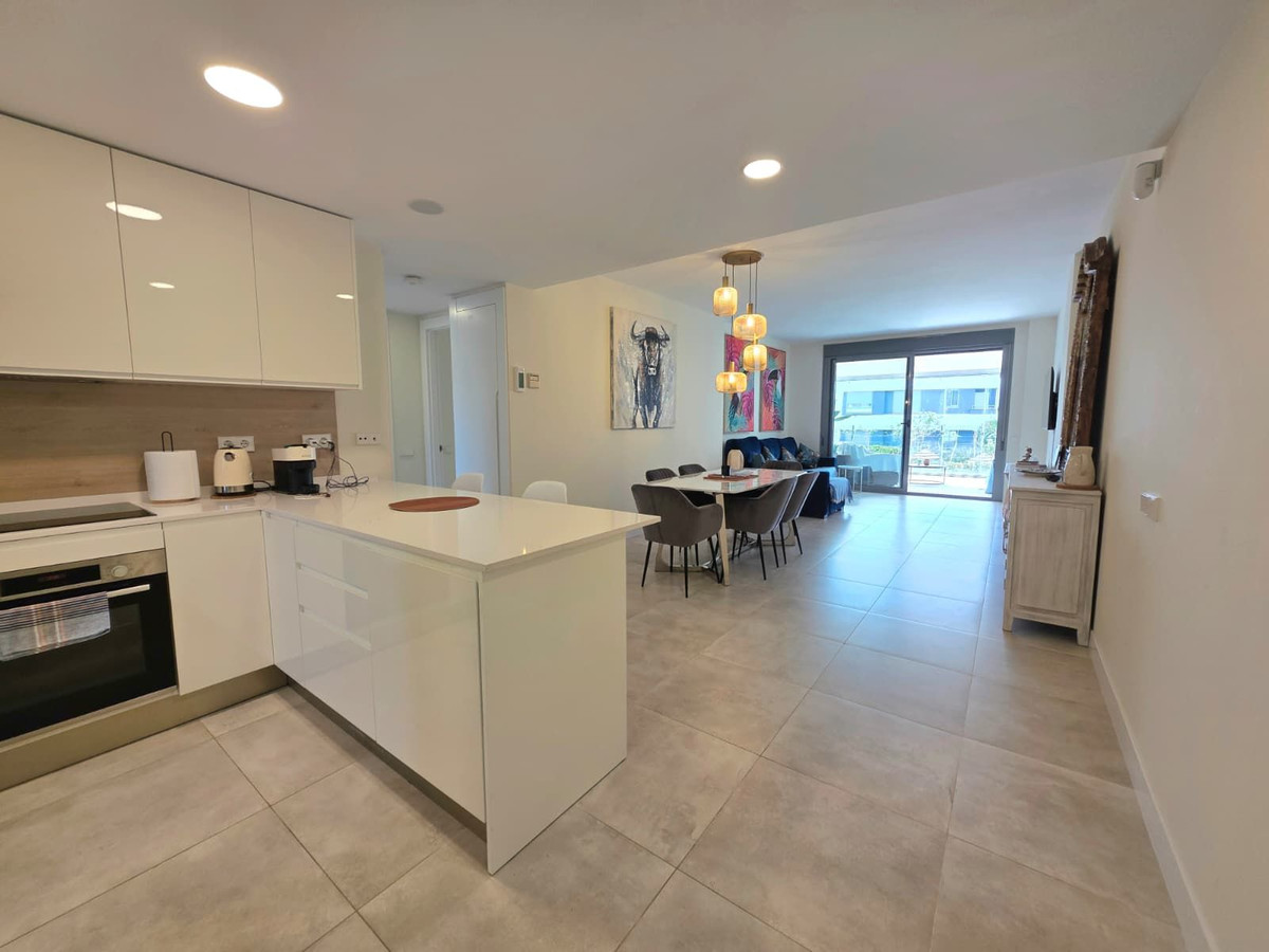 2 Bedroom Apartment in Estepona - Photo 3