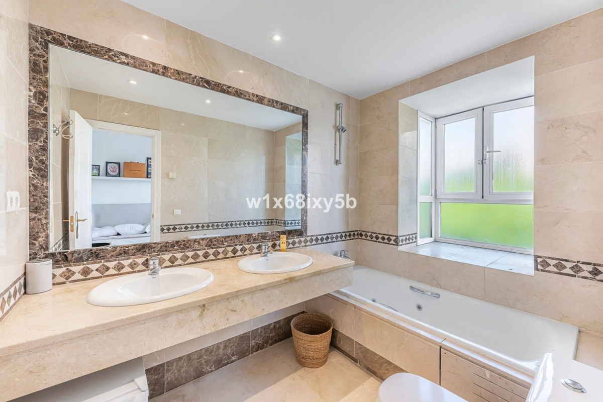 3 Bedroom Townhouse in Marbella - Photo 10