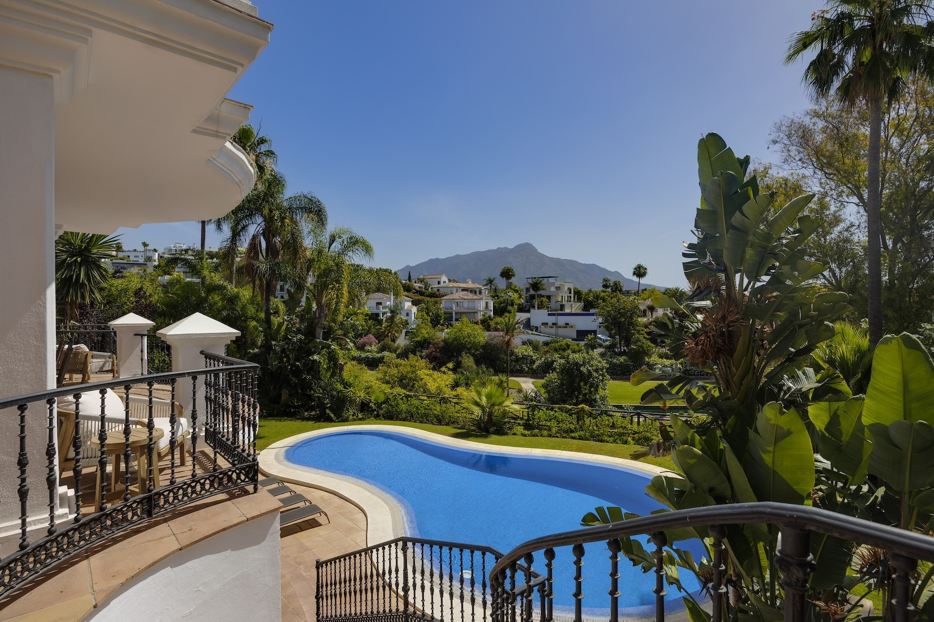 8 Bedroom Villa in Benahavís - Фото 3