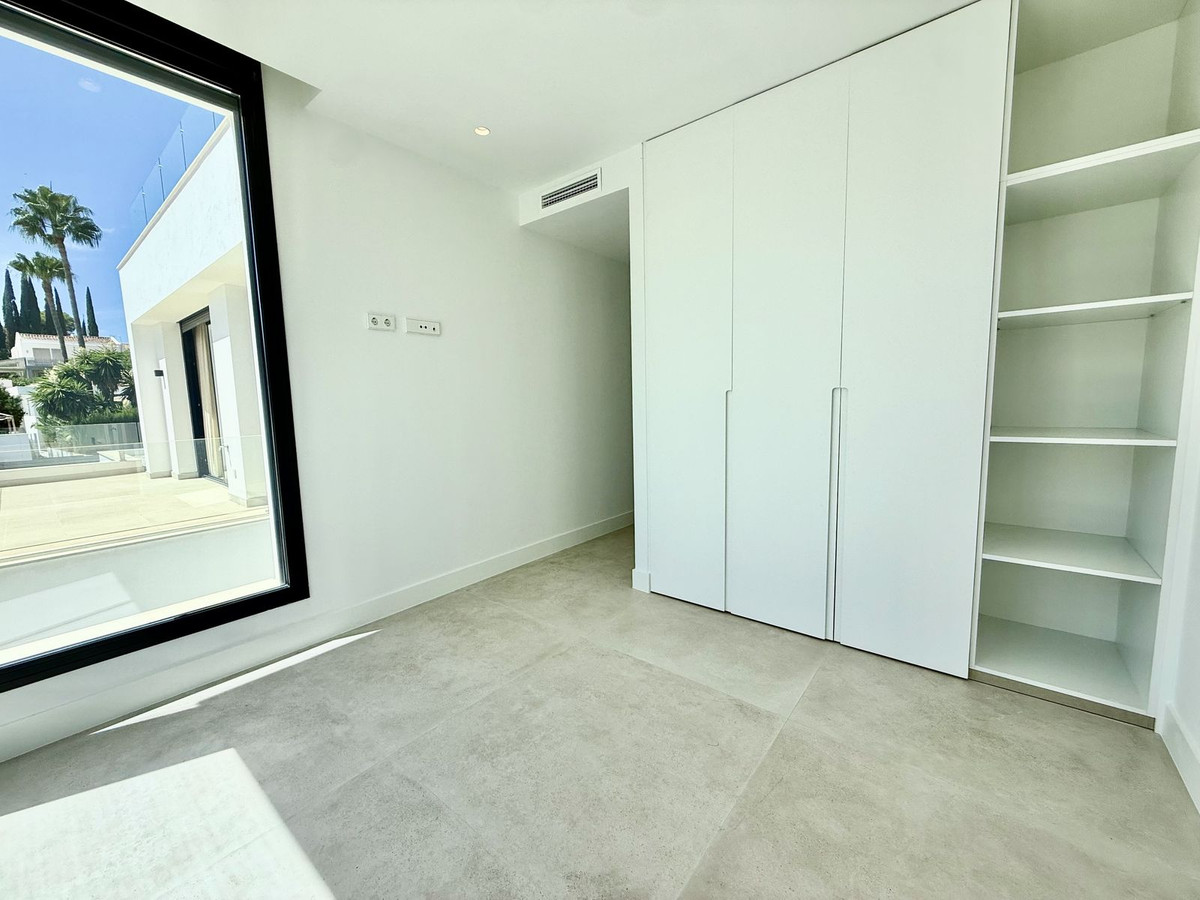 6 Bedroom Villa in Estepona - Photo 26