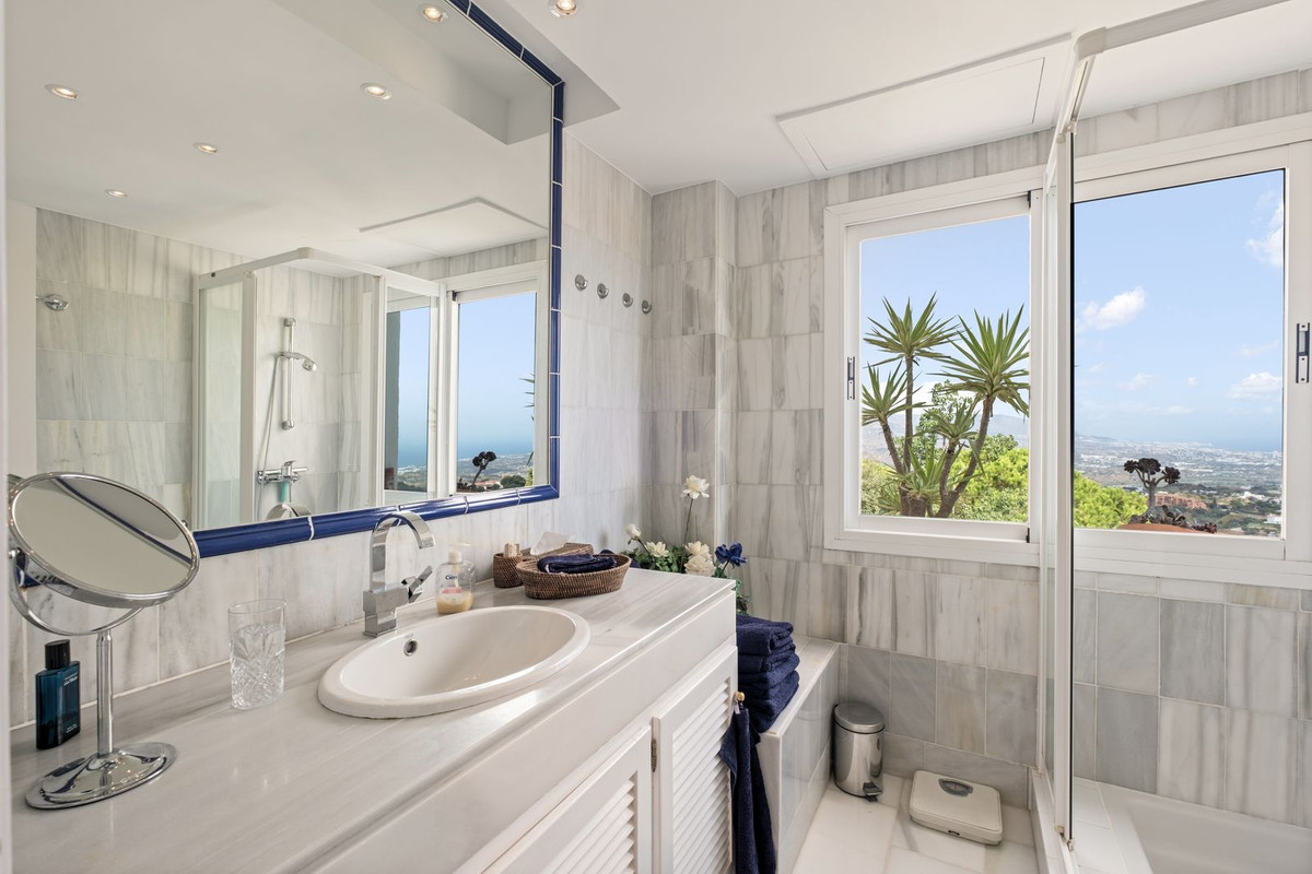 2 Bedroom Apartment in Marbella - Photo 14