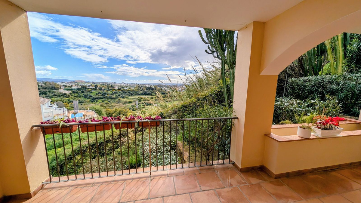 2 Bedroom Apartment in Benahavís - Photo 3