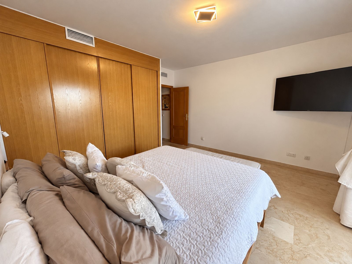 3 Bedroom Penthouse in Estepona - Photo 23