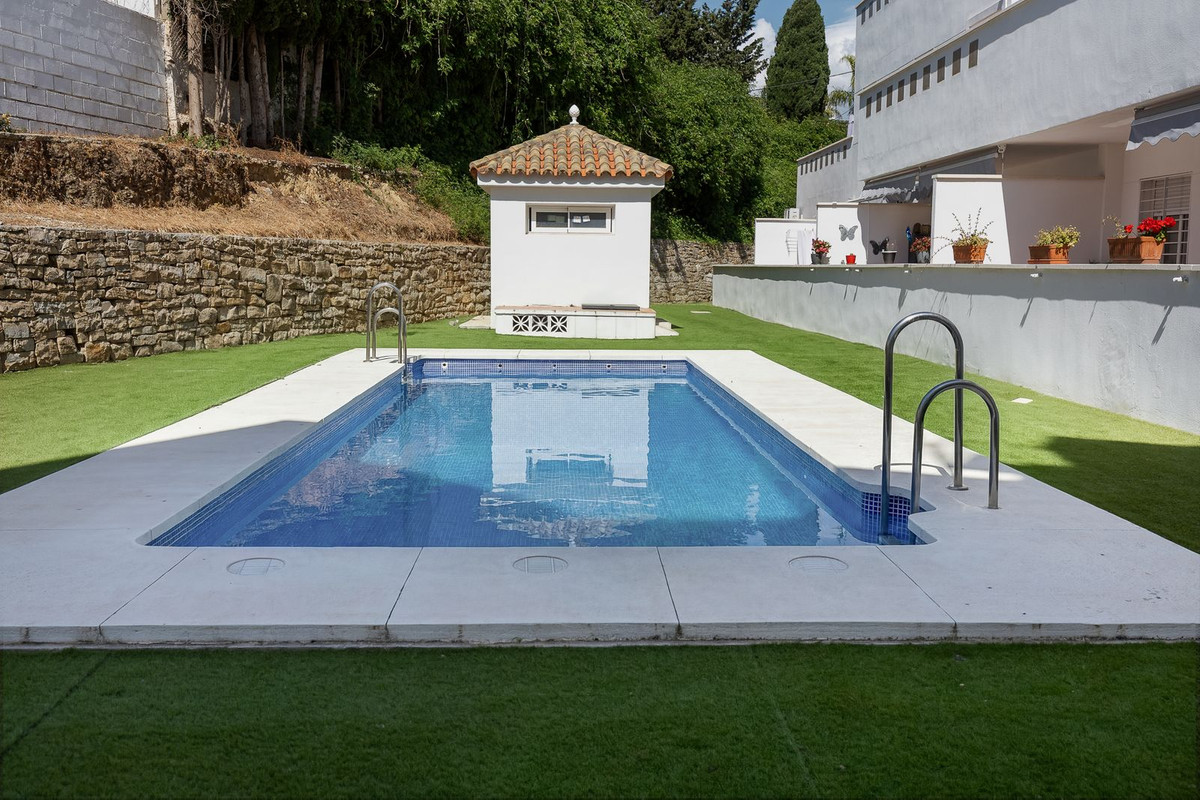 2 Bedroom Apartment in Torremolinos - Photo 29