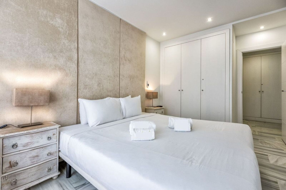 3 Bedroom Penthouse in Estepona - Photo 13