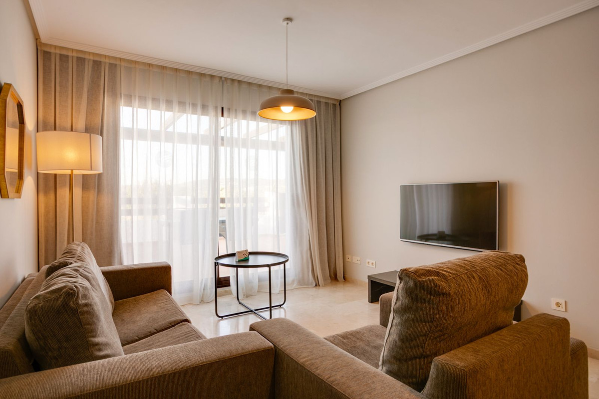 2 Bedroom Apartment in Estepona - Photo 2