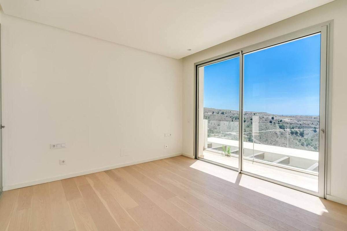 4 Bedroom Penthouse in Benahavís - Photo 11