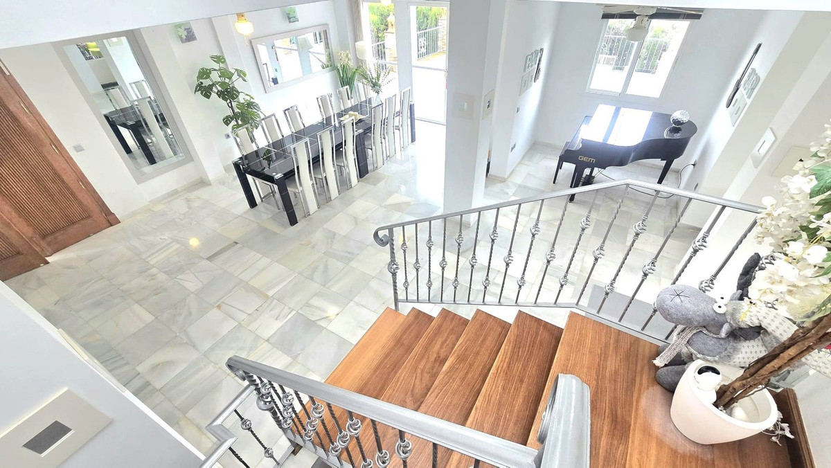 8 Bedroom Villa in Marbella - Photo 9