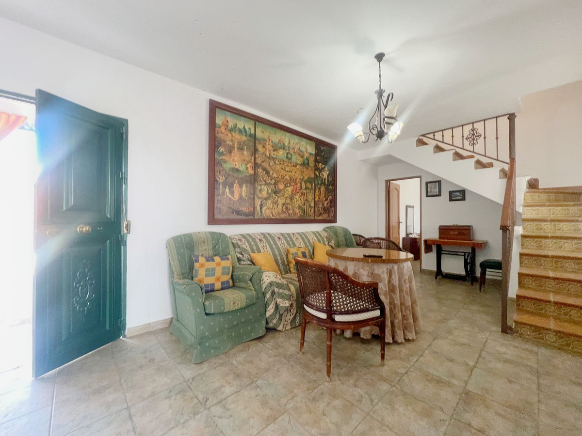 4 Bedroom Townhouse in Coín - Photo 16