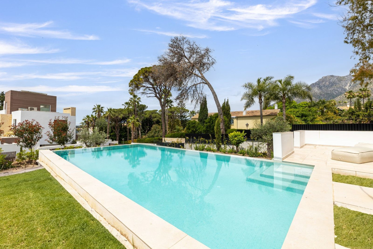 4 Bedroom Villa in Marbella - Photo 22