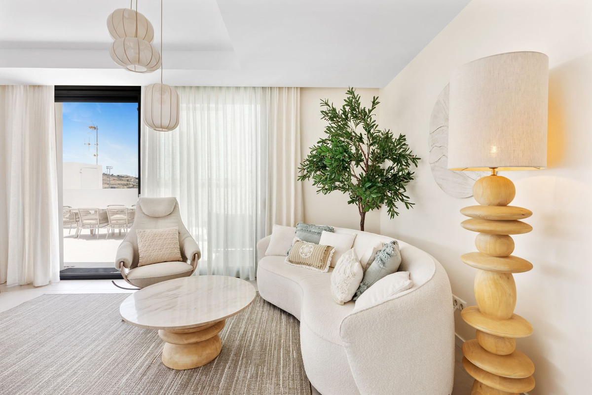 2 Bedroom Penthouse in Estepona - Photo 5