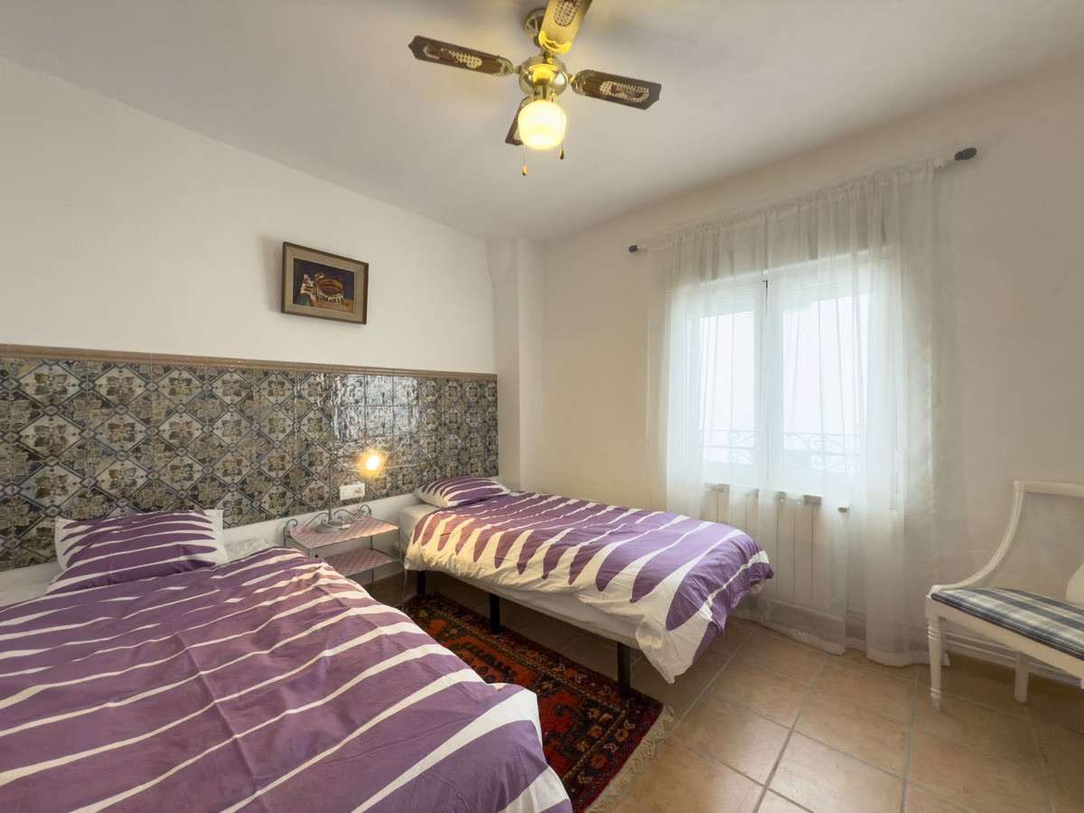 6 Bedroom Townhouse in Tolox - Photo 28