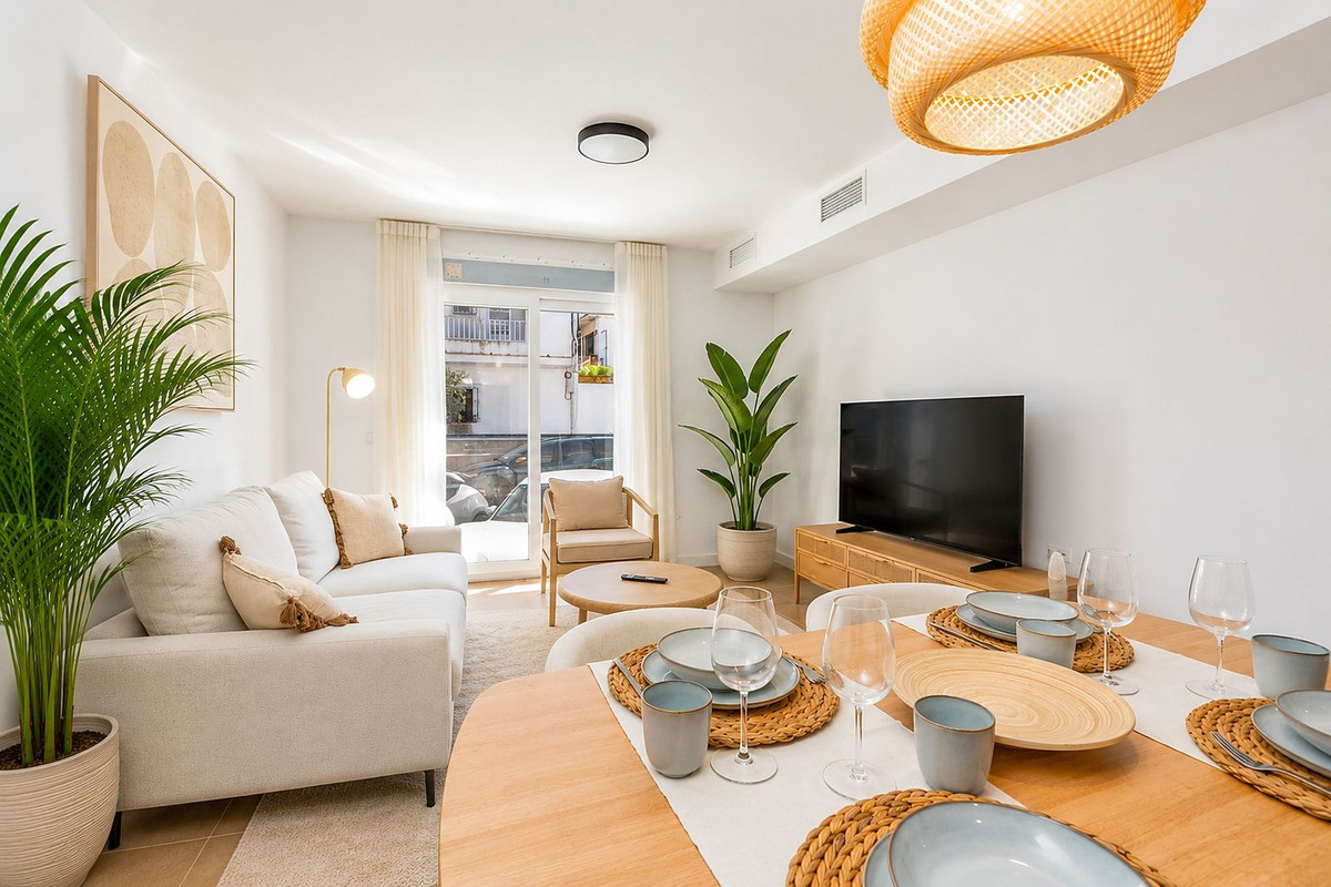 2 Bedroom Apartment in Fuengirola - Photo 3