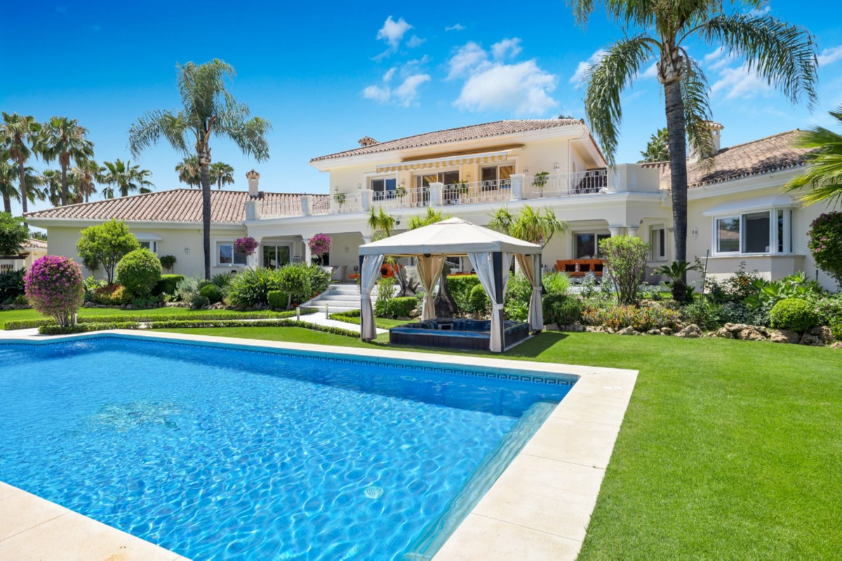 6 Bedroom Villa in Marbella - Photo 2